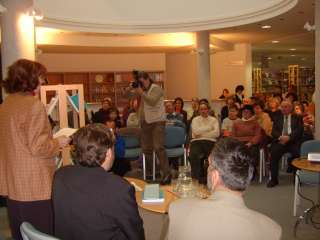 STA65523 - A Halis-év-könyvet dr. Pintérné Grundmann Frida osztályvezető ajánlotta a hallgatóságnak.JPG STA65523 - A Halis-év-könyvet dr. Pintérné Grundmann Frida osztályvezető ajánlotta a hallgatóságnak.JPG