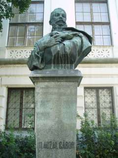 Szeged, Roosevelt tér: Klauzál Gábor szobra.jpg Szeged, Roosevelt tér: Klauzál Gábor szobra.jpg